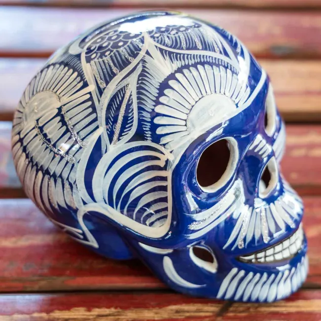 Décoration têtes de mort mexicaines céramique colorée - Amadera Taille 20  cm x 15 cm x 15 cm de haut Décors Tournesol blanc