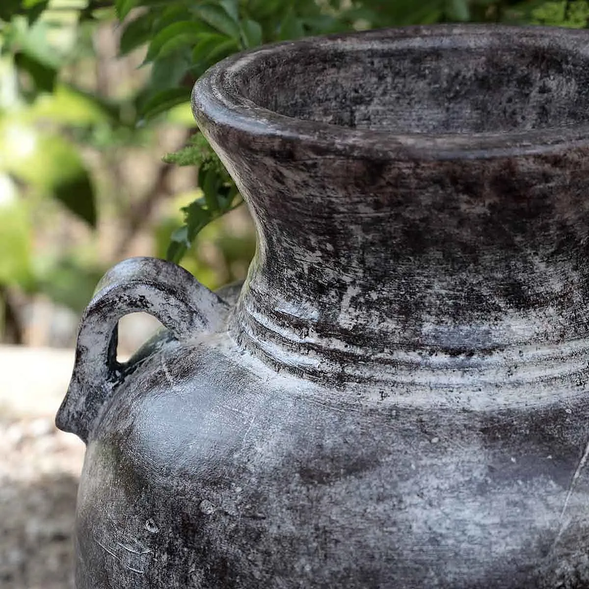 Poteries en terre cuite non gélive pour jardin et terrasse