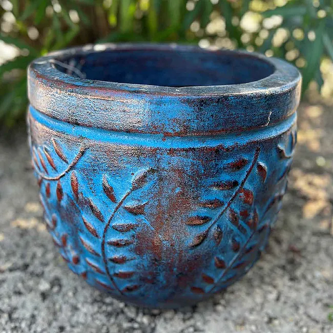 poterie en terre cuite bleue avec des feuilles