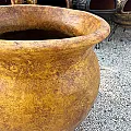 Gros pot rond en terre cuite pour planter  ou cache-pot