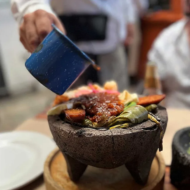 Mortier en pierre et son pilon pour cuisiner authentique molcajete mexicain