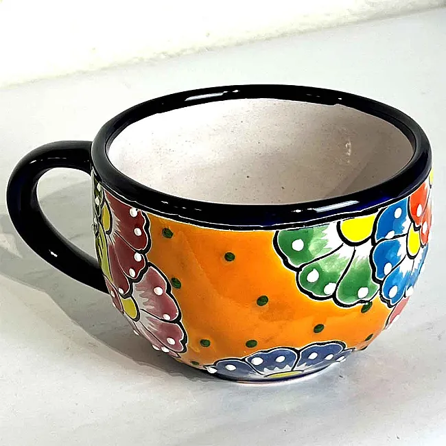 Tasse en céramique colorée à thé